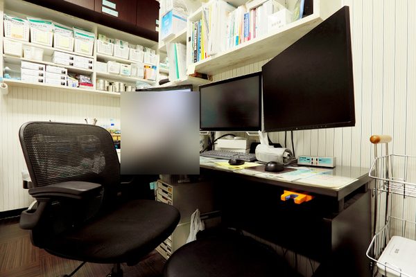 診察室のデスク周り